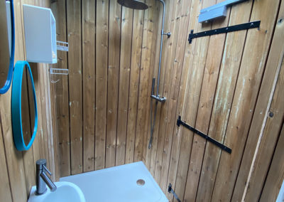 Aménagement en bois d'une salle de bain extérieur_woodworks